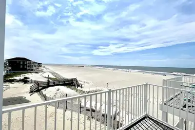 Image de \"The Lighthouse\" with beach views at every window!