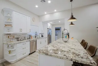 Image de Remodeled, 3 bedrooms, 2. 5 ba, 2 cg, golf course community, close to restaurants