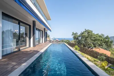 Image de Maison d'architecte avec piscine chauffée & sublime vue mer