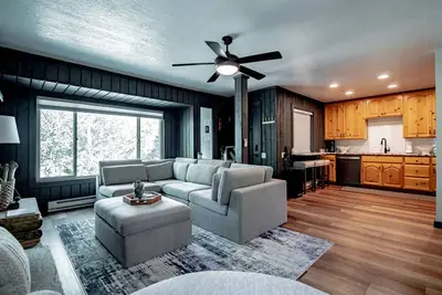 Image de Carpenter Cottage - Renovated condo across from pond
