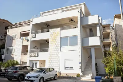 Image de Appartement de trois chambres avec la terrasse et la vue sur le mer Makarska (A-19795-d)