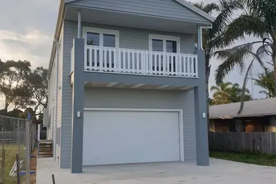 Image de Luxurious brand new large family house w air con