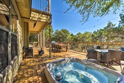Image de Luxe Canyon Home: Decks, Hot Tub + Lake Views
