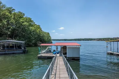 Image de Eagles Landing - Lakefront 5 Bdrm with Pool Table