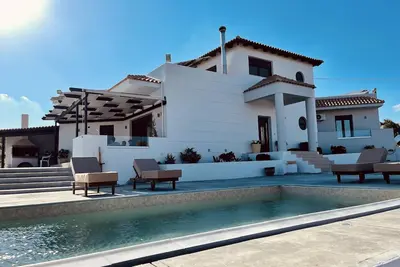 Image de Luxury Retreat with pool, bbq, gym & basketball court.