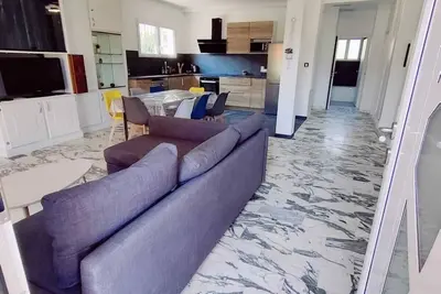 Image de Haut de villa - Magnifique T4 rénové avec jardin et Bbq - climatisé- 8 couchages