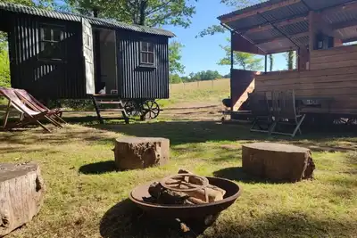 Image de Romantic riverfront shepherds' hut with outdoor kitchen w/firepit