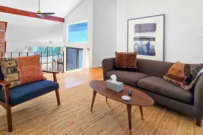 Image de 3bd Contemporary House + Studio Cottage--Open & Bright, A/C & Deck, Ev Charger