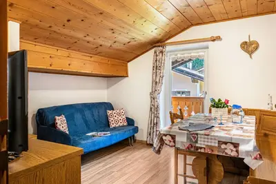 Image de Appartement de vacances Betites Mansarda avec vue sur les montagnes, jardin partagé et Wi-Fi.
