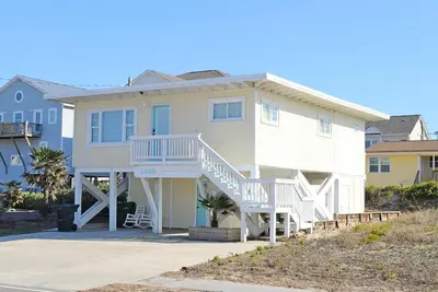 Image de Playin Hooky - Charming 3 Br/2 Ba Cottage! Linens included for weekly stays!