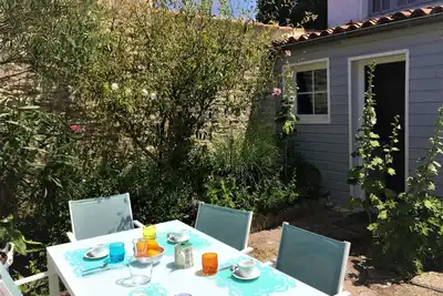 Image de Maison du pêcheur / cour et garage / venelle piétonne dans St Martin historique