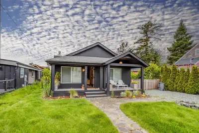 Image de Sprig Dwelling! Clean Contemporary Less than One Block to Manzanita Village.