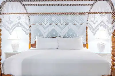Image de King Bed + Sleeper Sofa & Balcony -James House
