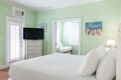 Image de King Suite + 2 Twins & Balcony – The James House