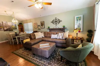Image de Clean, Convenient Summer Home Away from Home full of detail, style & comfort