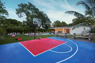 Image de Mega Fun Villa w\/a Cool Bkb Ct, Giant Chess, Fire Pit & More!