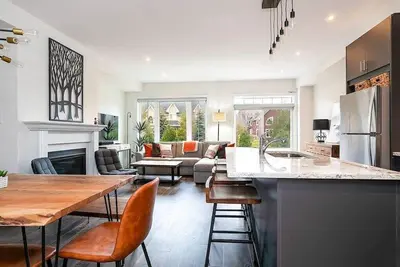 Image de Luxury Townhome - Outdoor Pool / Shuttle to Blue