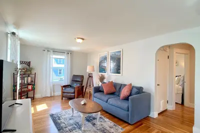 Image de ~2. 5mi to Beaches & Downtown Newport - Private Apartment