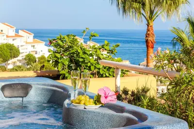Image de Holiday luxury at Malibu Mansions, private hot tub