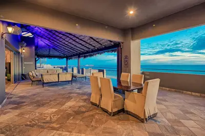 Luxury 4Bd Penthouse, Ocean Views, 2 king suites, pvt jacuzzi, beachfront resort