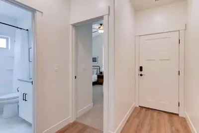 Image de 6-Bedroom 4-Bathroom: Two New Adjoining Townhomes
