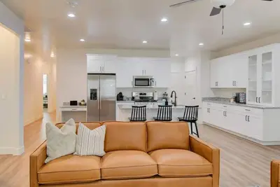 Image de New Comfortable Three Bedroom Townhome