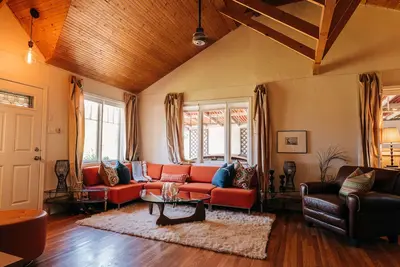 Image de Storybook Perfect Historic Cottage Near Downtown