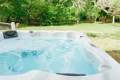 Image de Cute 3 Bdrm Near Main St. W/ Hot Tub, Fire Pit, 2 Patios, and a Backyard Oasis