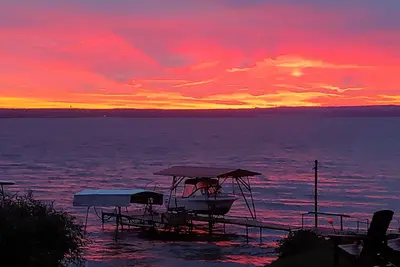 Image de Cozy All Season Bungalow right on the Lake wine and brewery trail.