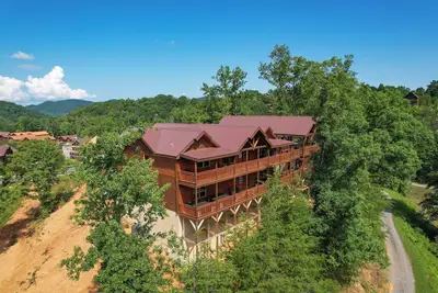 Image de Group Retreat • Pool + Hot Tub + Views Near Pigeon Forge | Sleeps 24 | Wilder