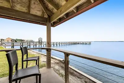 Image de Bright studio in perfect location with water access, pool, grill, & fast WiFi