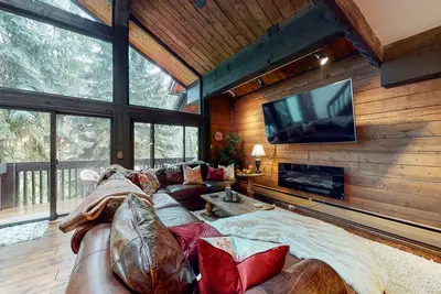 Image de Serene riverfront condo with skiing, mountain view, fireplace, & washer/dryer