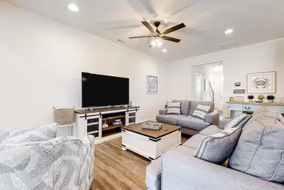 Image de Tidal Bay townhome with central Ac, washer/dryer, & shared pool
