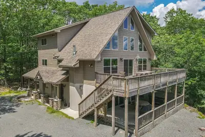 Image de Luxurious home with hot tub for 7, game room, fireplace, central Ac, & Wd