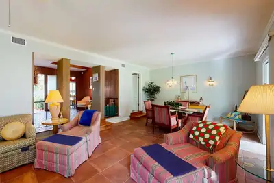 Image de Condo with central Ac, washer/dryer, shared outdoor pool, & on-site golf