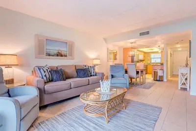 Image de Beautiful beachfront condo with pool, balcony, central Ac & washer/dryer