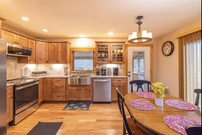 Image de 3 bedroom cabin in the heart of the Poconos. Wood burning fireplace & fire pit