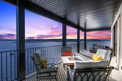 Image de 5 Star Corner Penthouse with Million Dollar View!