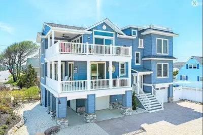 Image de Awesome 5 bed, 5 bath, heated pool - short walk to the beach!