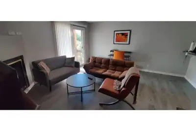 Image de Cozy contemporary 1-bedroom condo with fireplace