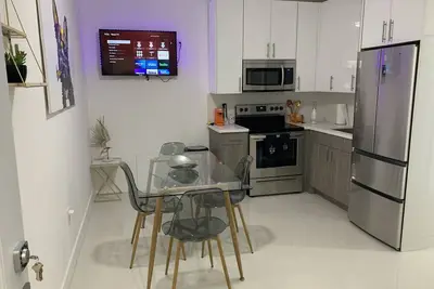 Image de Modern 2bd/1ba free parking, wifi, & close to everything!