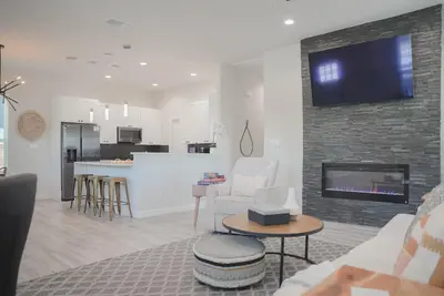 Image de Luxurious family friendly and work friendly home close to all the action