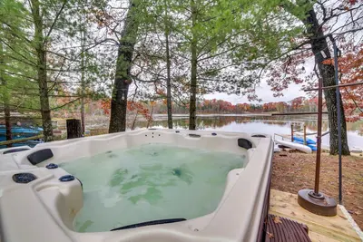 Image de Lakefront Wisconsin Cottage w\/ Dock & Hot Tub!