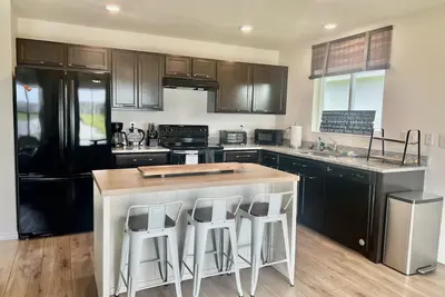 Image de New lakefront Home  with gorgeous sunsets!