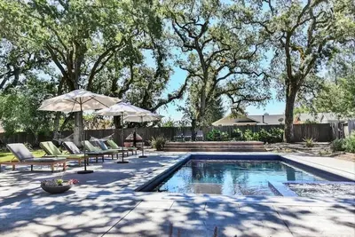 Image de Modern 3bd with Pool & Pickle ball