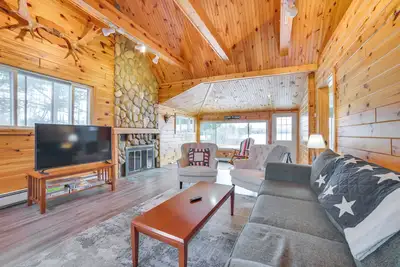 Image de 7 Mi to Nubs Nob: Lakefront Abode w\/ Fire Pit!