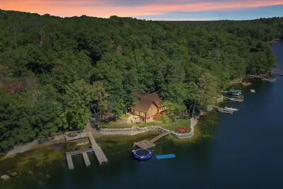Image de Red Haven Paradise On The Lake with Hottub & Sauna