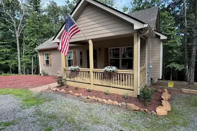 Image de Cozy Day Break! Hot Tub, Fire Pit, Horse Shoes, Near Nottley Lake