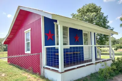 Image de Texas Tin Star Tiny Home-Dusty Feathers Ranch. 9acres. Close to Cedar Creek Lake