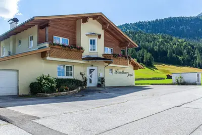 Image de Appartement 'Landhaus Sonja 1' avec vue sur les montagnes, terrasse et Wi-Fi.